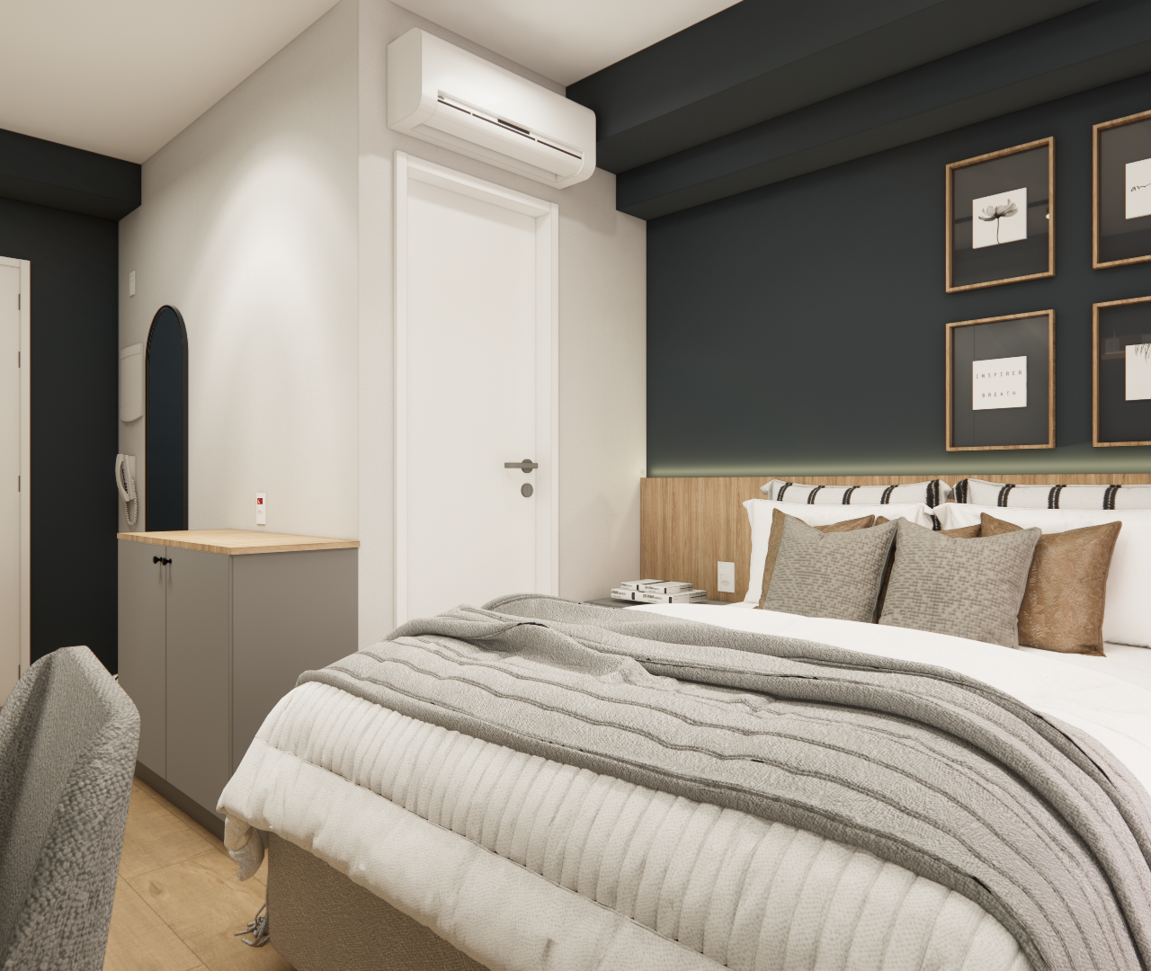 Render 3D de quarto compacto com parede cinza, cabeceira amadeirada, cama com enxoval em tons neutros e iluminação indireta