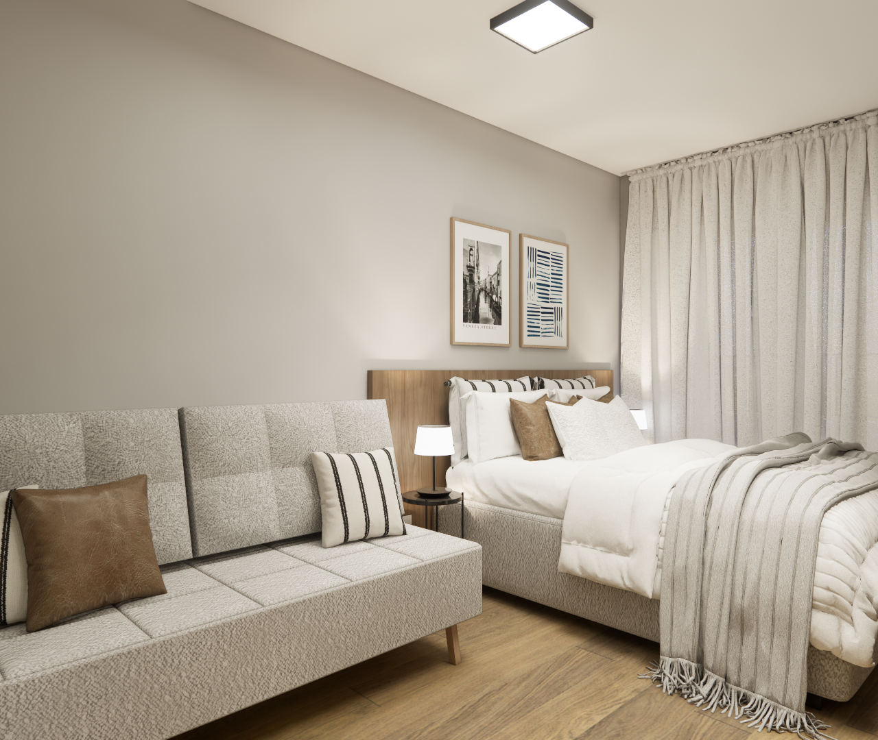 Render 3D de quarto compacto em tons neutros com sofá cinza, cama box, cabeceira de madeira, cortinas e piso amadeirado