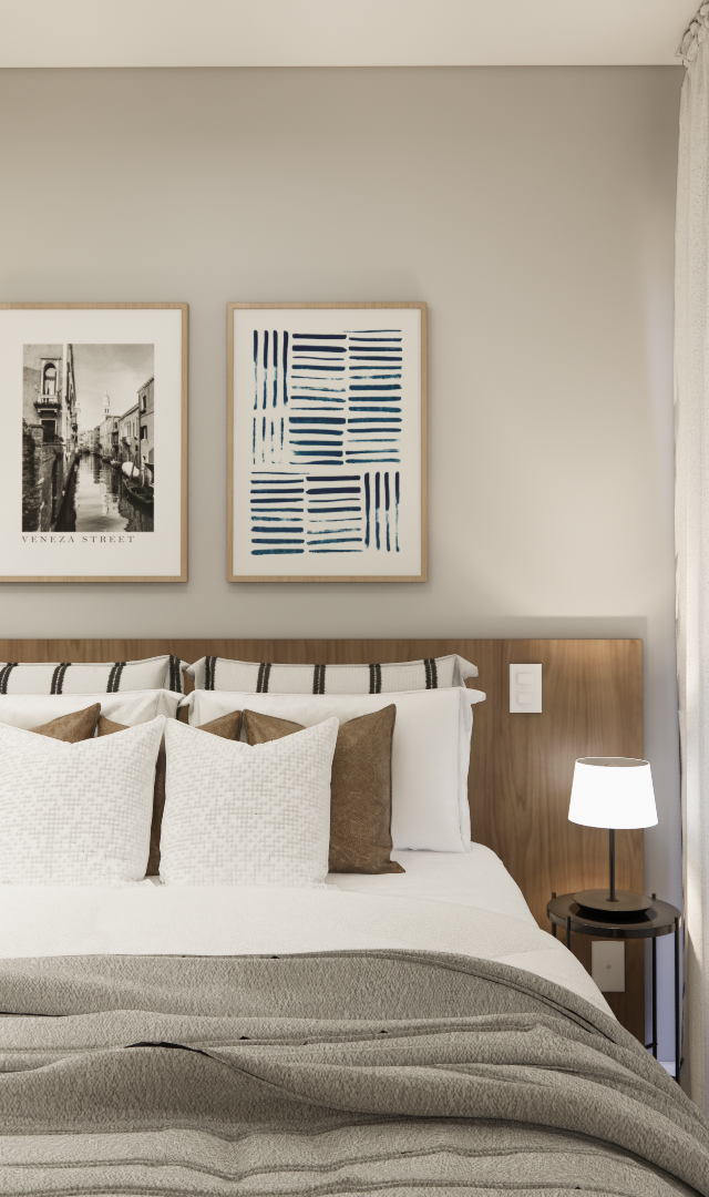 Render 3D de quarto com cama, cabeceira em madeira, poltrona, quadros decorativos, tons neutros e cortina branca lateral