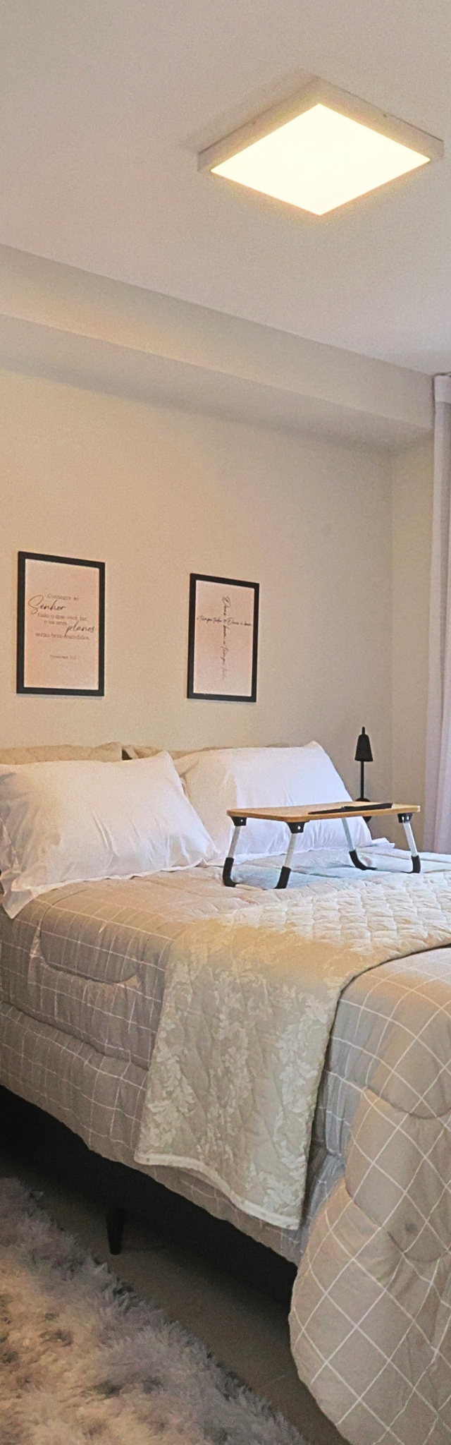 Obra pronta: Quarto com cama de casal, mesinha de cama, dois quadros e cortina, visto pela porta