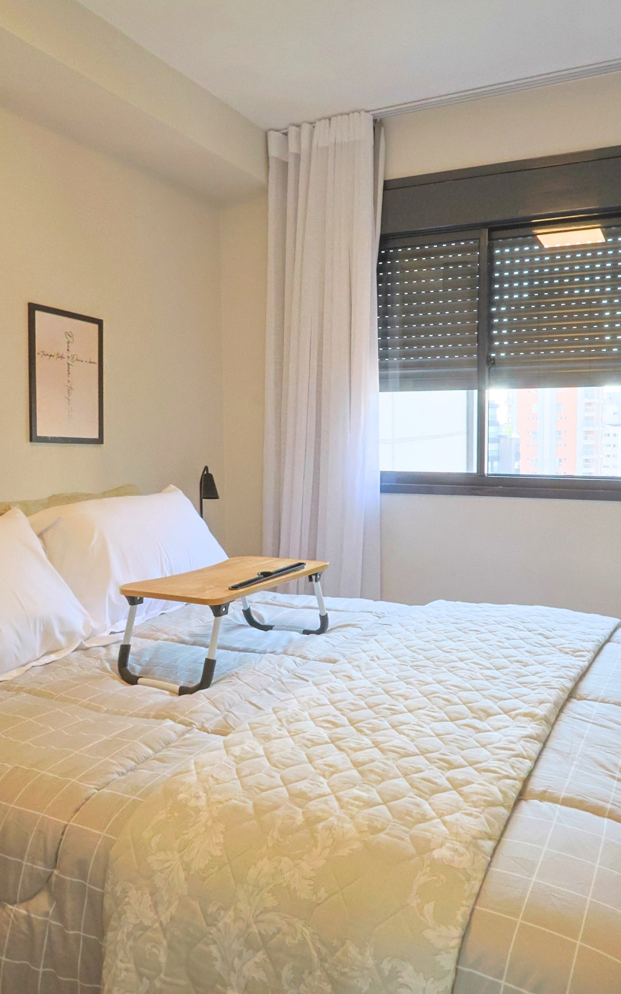 Obra pronta: Cama de casal com mesinha dobrável, quadro na parede e janela com persiana e cortina