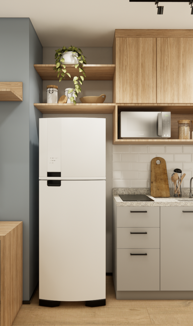 Render 3D de estúdio com mesa de madeira, geladeira branca, armários em marcenaria clara e parede cinza com espelho