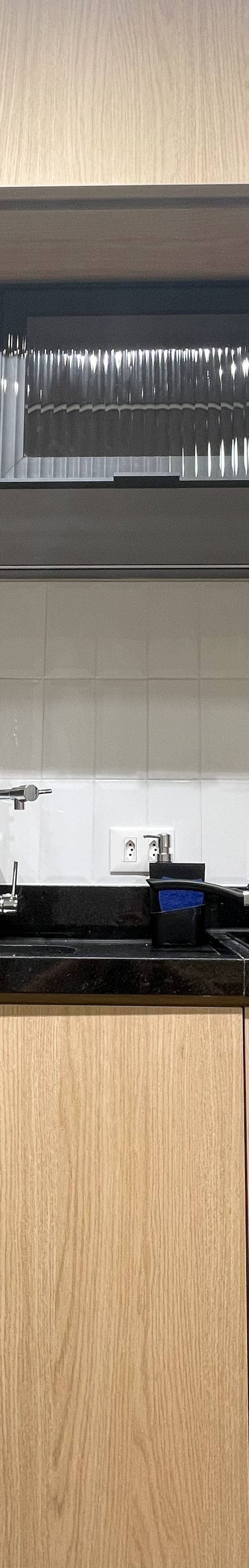Obra pronta: Pia com torneira gourmet, purificador, cooktop e armário de vidro canelado acima