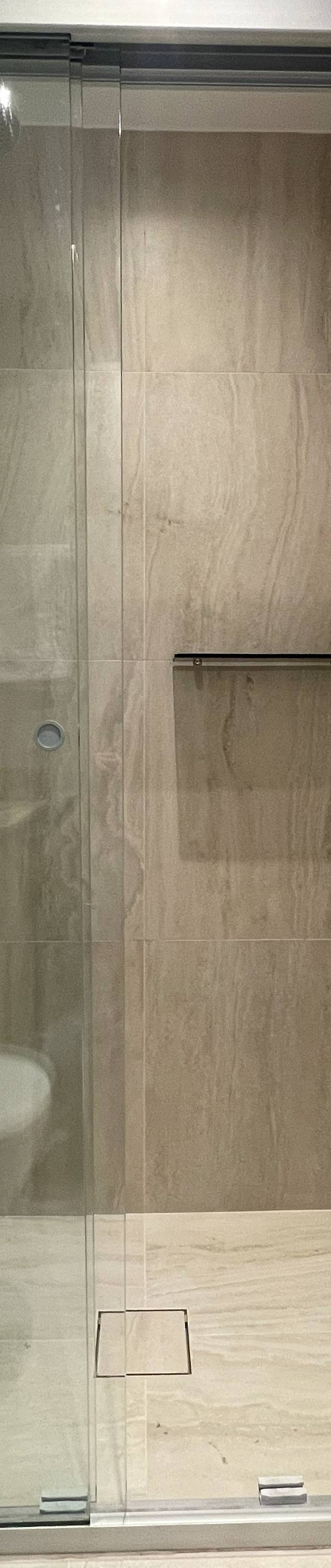 Obra pronta: Box de vidro com revestimento bege, prateleiras de madeira e vaso sanitário