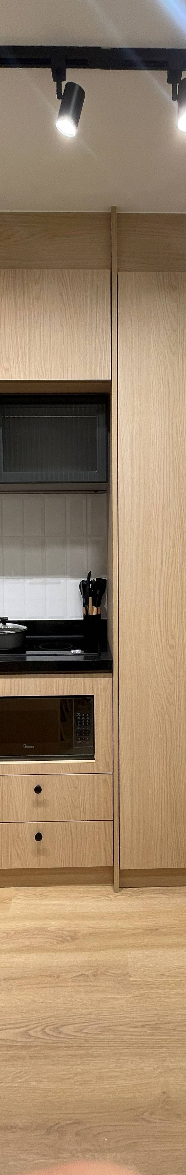 Obra pronta: Cozinha de madeira clara com geladeira inox e painel de TV com aparador cinza