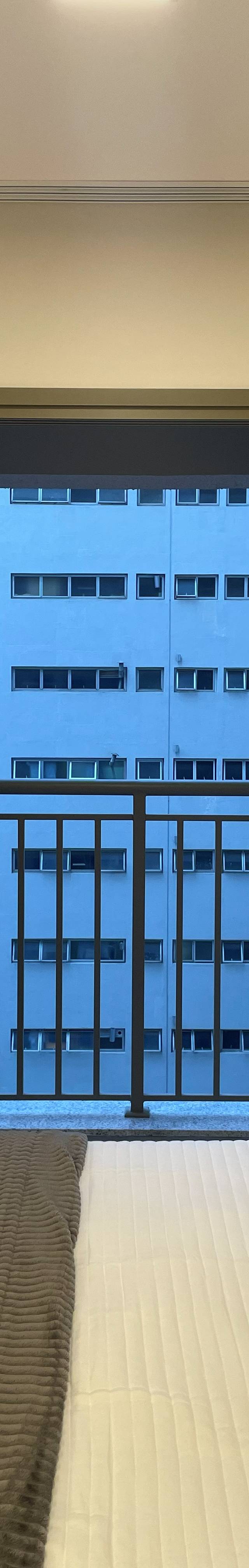 Obra pronta: Cama de casal diante da porta da varanda com cortinas claras