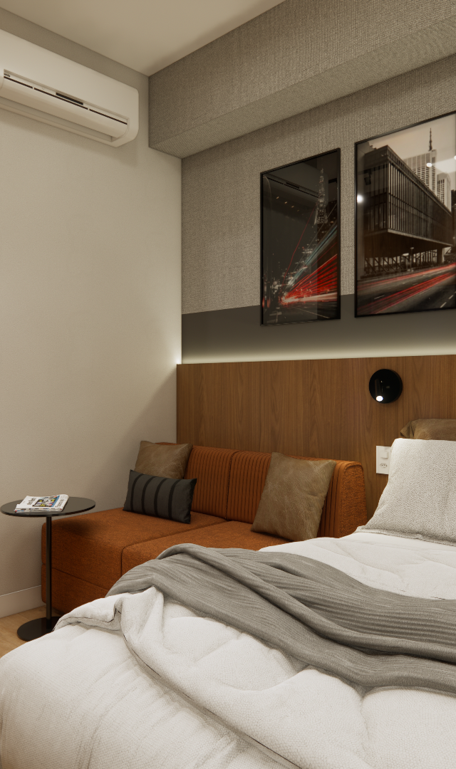 Render 3D de quarto pequeno com cama, sofá laranja, cabeceira amadeirada, quadros, parede cinza e iluminação suave