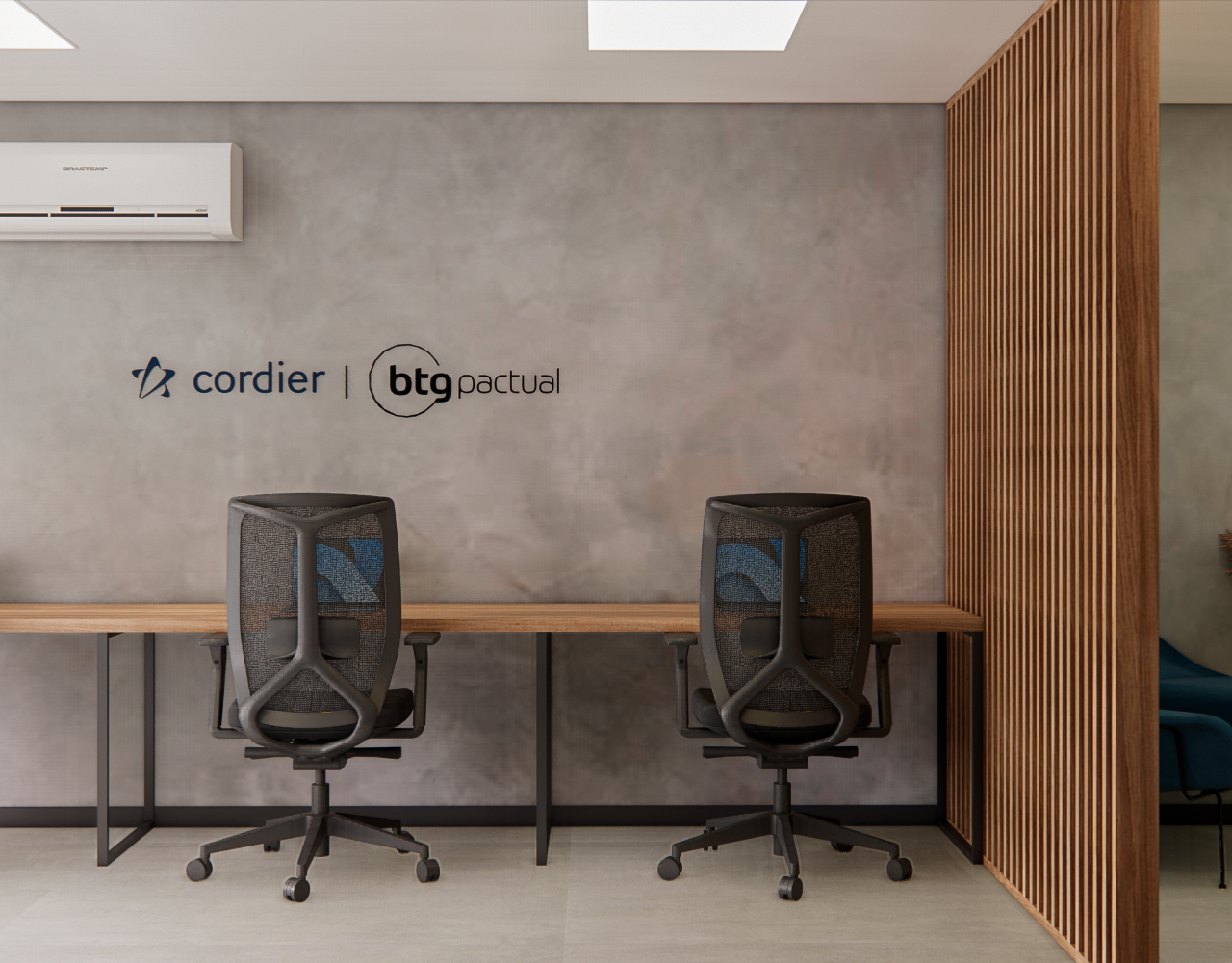 Render de escritório com mesa de madeira, cadeiras pretas, parede em cimento queimado, divisória ripada e luz suave