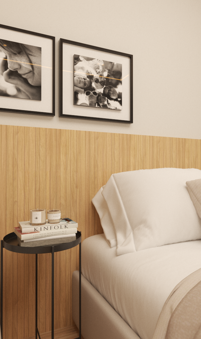 Render 3D de quarto com painel amadeirado, cama com enxoval bege, quadros em preto e branco e mesa lateral preta