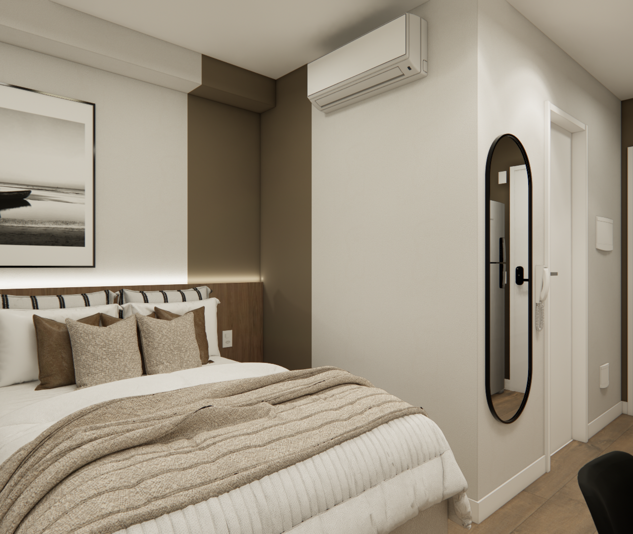 Render 3D de quarto compacto com tons neutros, cabeceira amadeirada, cama com enxoval bege, espelho oval e ar-condicionado