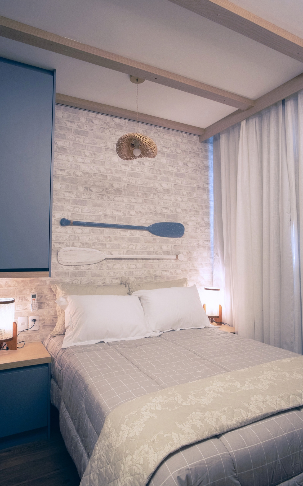 Obra pronta: Cama de casal com abajures, parede de tijolinho branco, remos decorativos e cortina