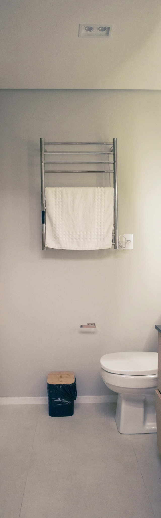 Obra pronta: Banheiro com toalheiro térmico, vaso sanitário e box de vidro