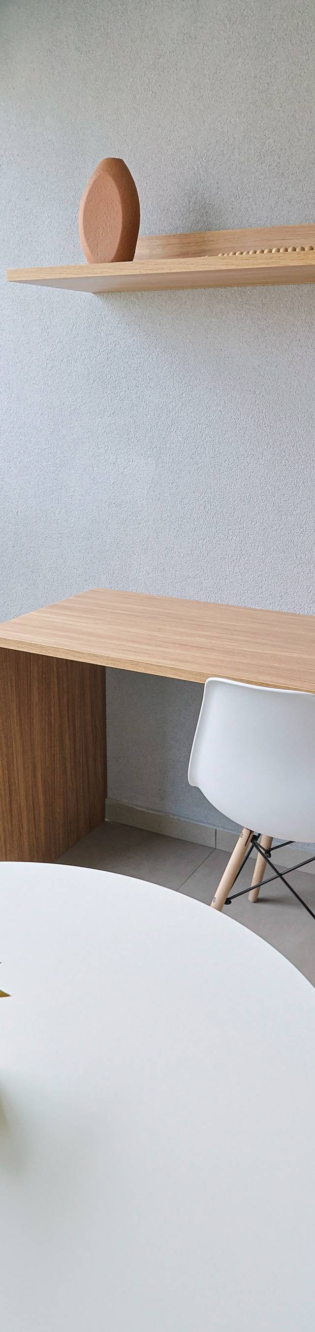Obra pronta: Mesa redonda branca com vaso de planta e bancada de madeira com cadeira na varanda envidraçada