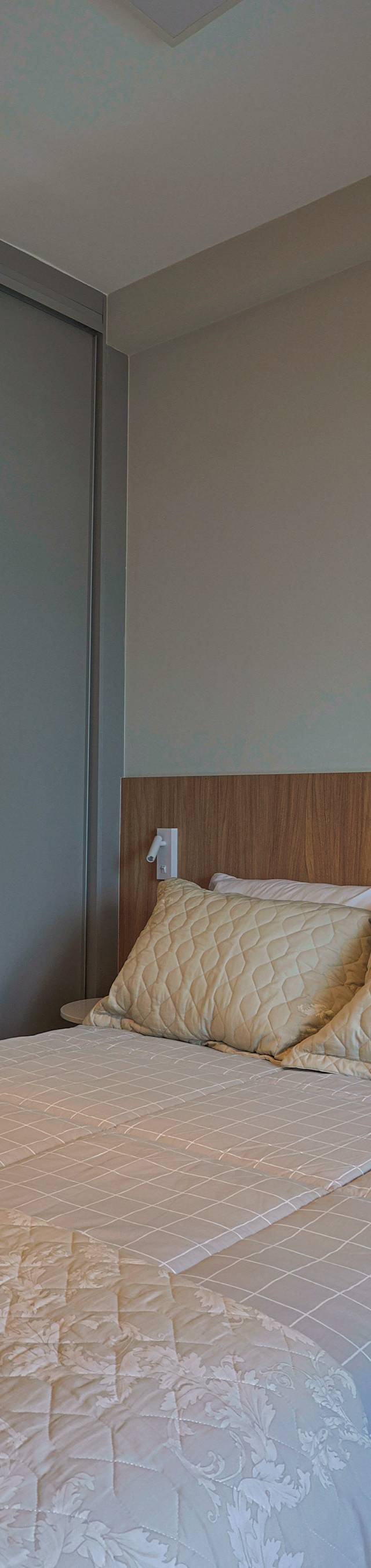 Obra pronta: Cama de casal com cabeceira de madeira e armário de portas espelhadas ao lado