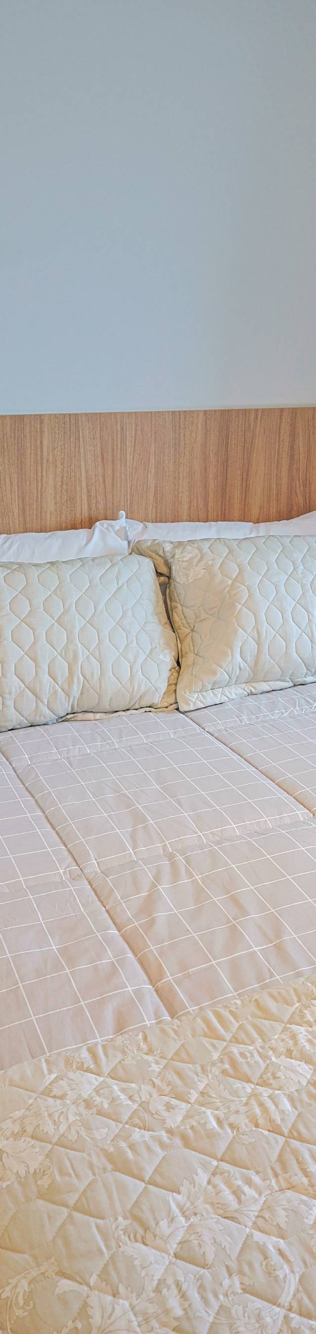 Obra pronta: Cama de casal com cabeceira de madeira, luminária de leitura e mesa lateral branca